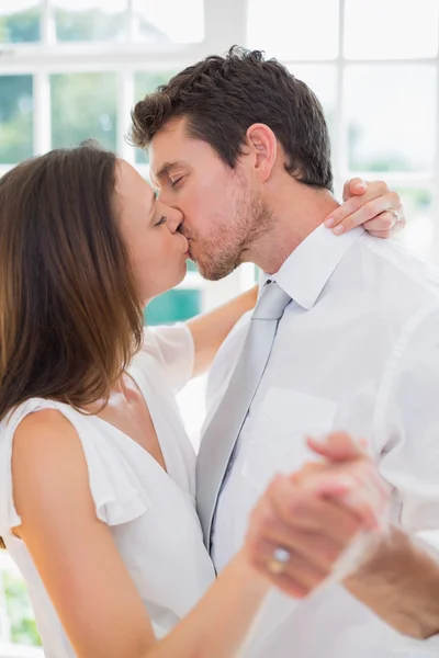 Liebendes junges Paar küsst sich zu Hause — Stockfoto