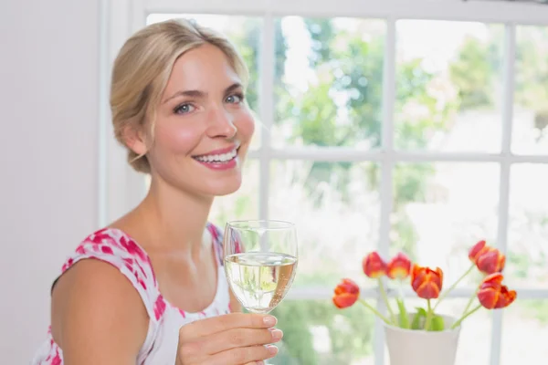 Portrét šťastné mladé ženy s sklenice na víno — Stock fotografie