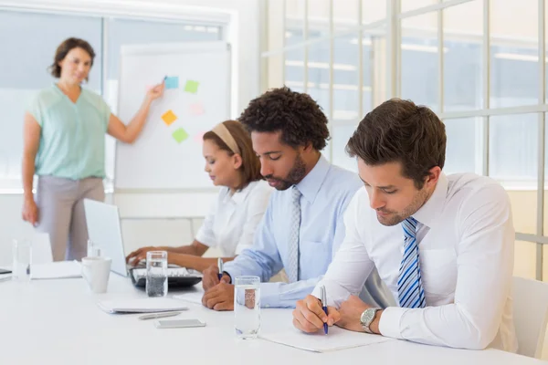 Zakenvrouw presentatie geven aan collega's in office — Stockfoto