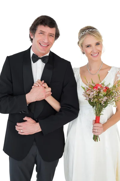 幸せな花嫁と新郎は白い背景の上に手を繋いでいます。 — ストック写真