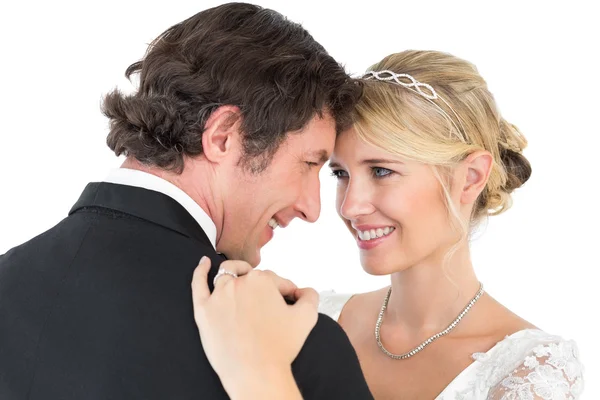 Braut und Bräutigam umarmen sich vor weißem Hintergrund — Stockfoto