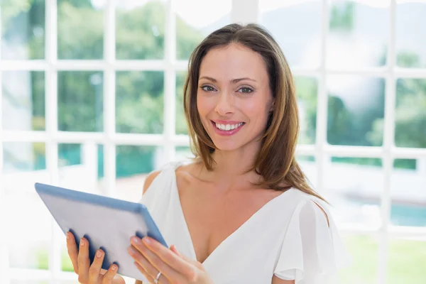 Hermosa mujer con tableta digital en casa — Foto de Stock