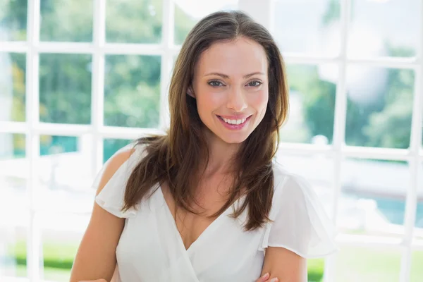 Retrato de una hermosa joven en casa — Foto de Stock