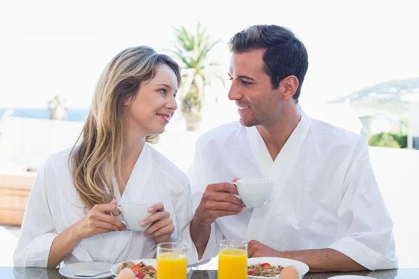 Paret tittar på varandra samtidigt ha frukost — Stockfoto