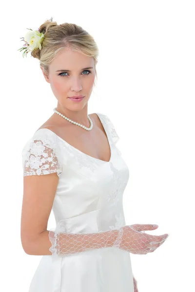 Jistý nevěsta stojí nad bílým pozadím — Stock fotografie