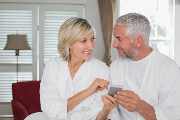 Couple reading text message at home — Stock Photo, Image