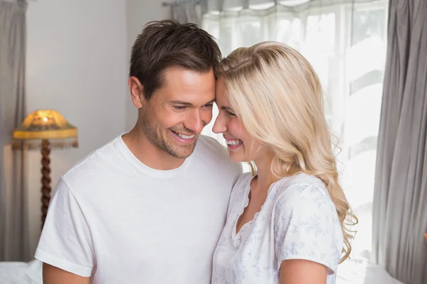 Couple souriant debout ensemble à la maison — Photo