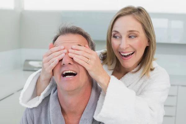 Close-up de uma mulher feliz cobrindo os olhos do homem — Fotografia de Stock