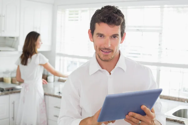 男人跟女人在厨房里的背景中使用数字平板电脑 — 图库照片