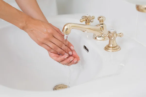 Крупным планом вид на мытье рук в раковине — стоковое фото