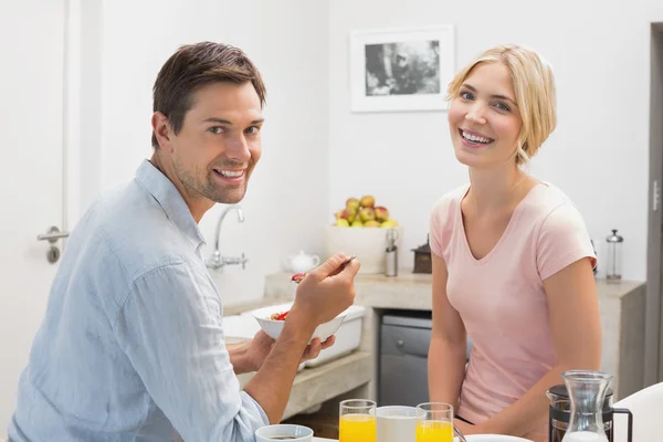 Glada par äter frukost hemma — Stockfoto