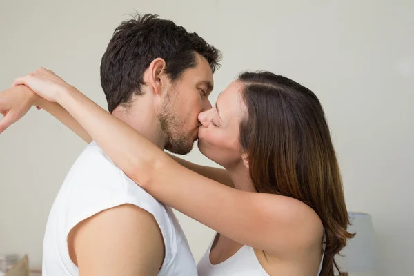 Vue latérale d'un couple aimant embrasser — Photo