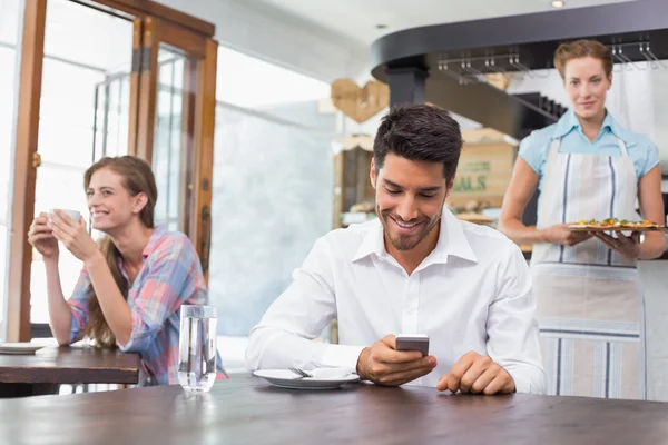 Glimlachende mensen zitten in koffie winkel — Stockfoto