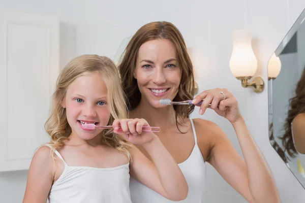 Portrait up of mother and daughter brushing teeth — Stock Photo, Image