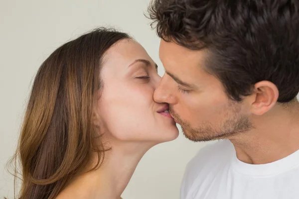 Amor jovem casal beijando — Fotografia de Stock