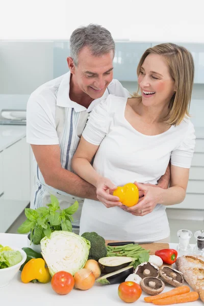 Pareja alegre preparando la comida juntos en la cocina —  Fotos de Stock