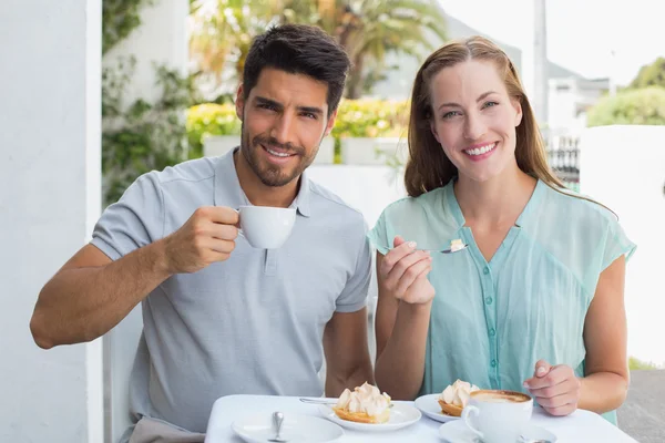 Ritratto di una coppia felice alla caffetteria — Foto Stock