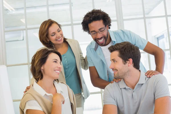 Mensen uit het bedrijfsleven met een gesprek in kantoor — Stockfoto