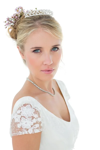 Selbstbewusste Braut vor weißem Hintergrund — Stockfoto