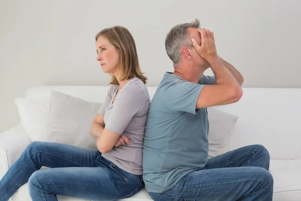 Pareja infeliz no hablando después de una discusión en casa —  Fotos de Stock