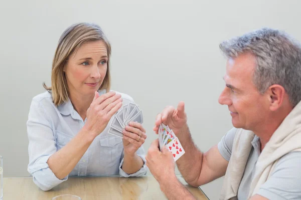 Paar spielt Karten zu Hause — Stockfoto