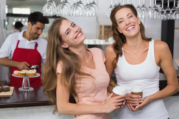 Friends with male barista at counter in coffee shop — Stock Photo, Image