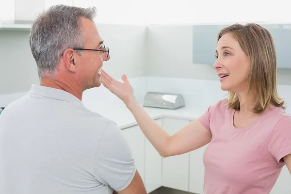 Glückliches Paar bei einem Gespräch in der Küche — Stockfoto