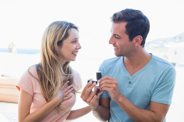 Homem surpreendente mulher bonita com um anel de casamento — Fotografia de Stock