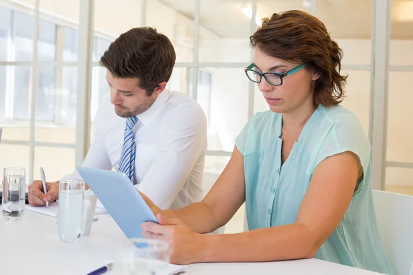 Mensen uit het bedrijfsleven geconcentreerd in vergadering op kantoor — Stockfoto