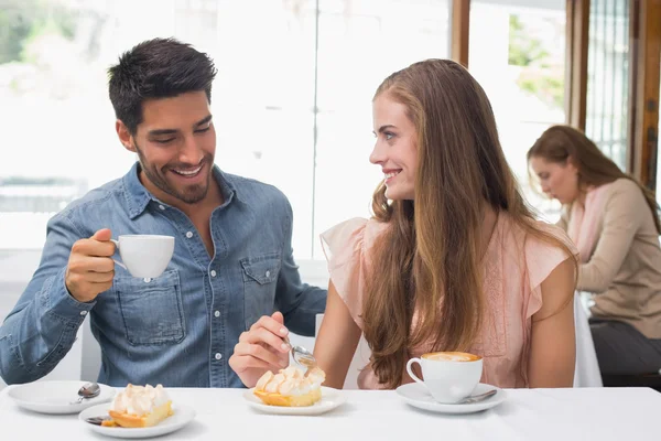 Paar hebben koffie bij coffee shop — Stockfoto