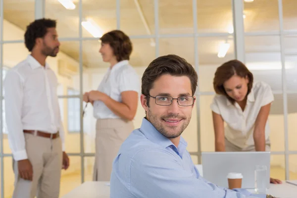 นักธุรกิจที่ยิ้มกับเพื่อนร่วมงานในการประชุม — ภาพถ่ายสต็อก