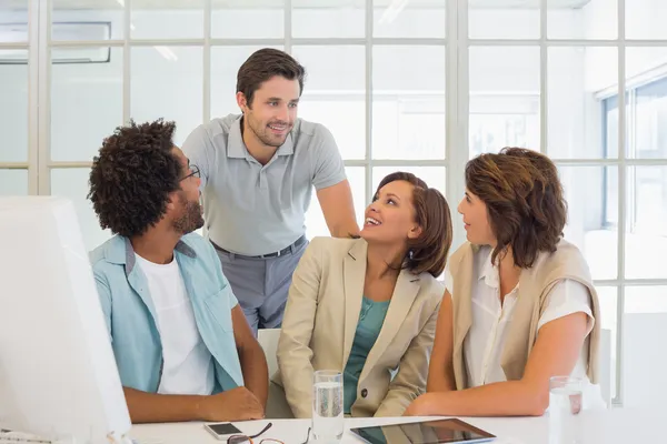 Affärsmän har en konversation på skrivbord — Stockfoto