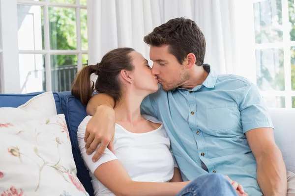 Älskande par kyssas i vardagsrum — Stockfoto
