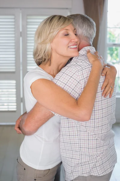 Mature couple embracing at home — Stock Photo, Image