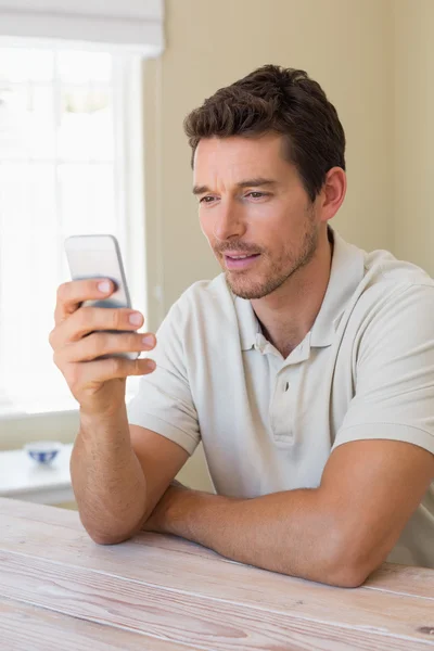 Messaggi di testo uomo concentrato in casa — Foto Stock