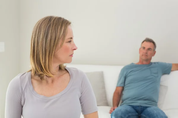 Pareja infeliz no hablando después de una discusión — Foto de Stock