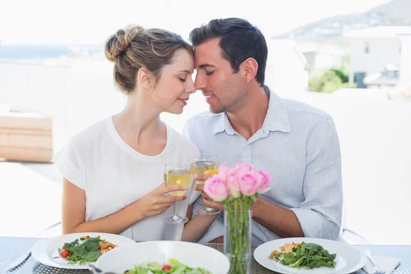 Coppia amorevole brindare bicchieri di vino a tavola pranzo — Foto Stock