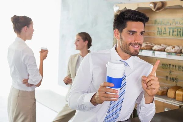 Affärsman med kaffe dragkedja vid disken i office cafeteria — Stockfoto