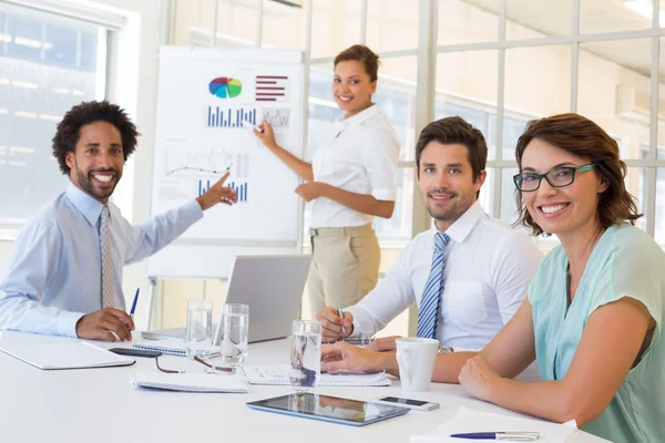 Zakenvrouw presentatie geven aan collega's in office — Stockfoto