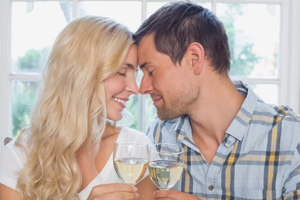 Couple aimant avec les yeux fermés tenant des verres à vin — Photo