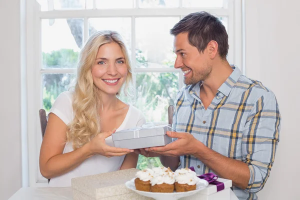 Schöne junge Blondine erhält eine Geschenkbox — Stockfoto