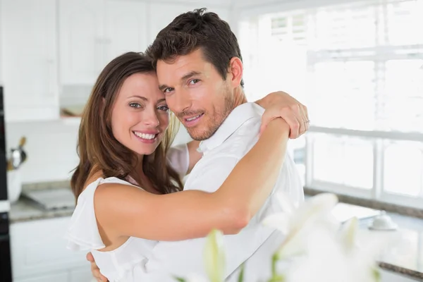 Amar a la joven pareja abrazándose en casa — Foto de Stock