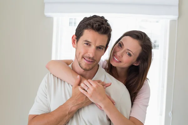 Amare la donna abbracciando l'uomo da dietro — Foto Stock