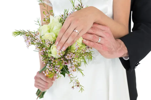 Ženich a nevěsta ukazující snubní prsteny — Stock fotografie