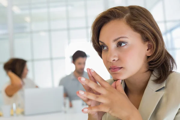 Nahaufnahme einer seriösen Geschäftsfrau mit Kollegen bei einem Meeting — Stockfoto