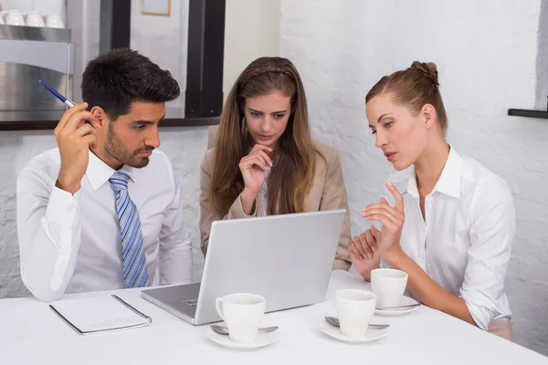 Företag som använder laptop tillsammans på skrivbord — Stockfoto