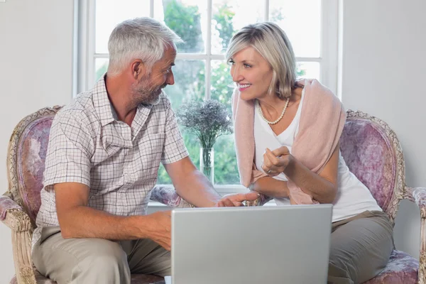 Casal discutindo ao usar laptop em casa — Fotografia de Stock