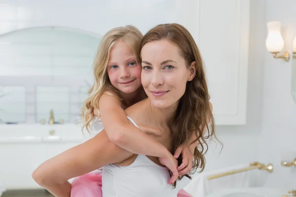 Donna che trasporta giovane ragazza in casa — Foto Stock