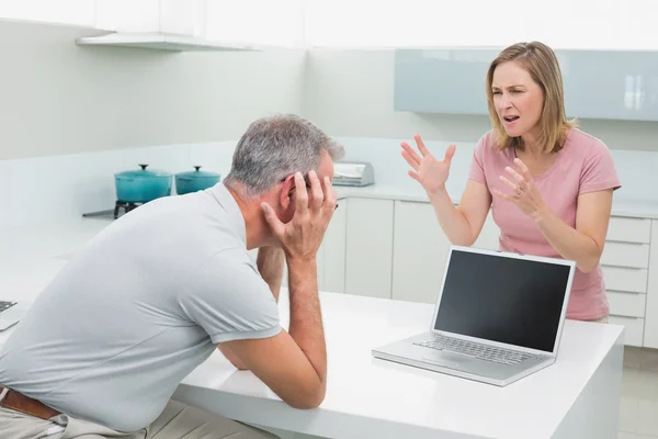 Couple having an argument in kitchen — Stock Photo, Image