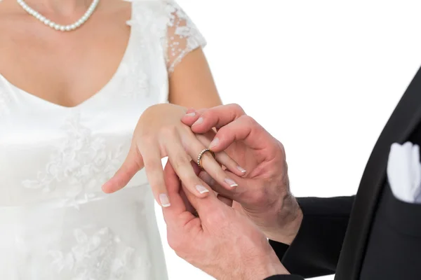 Amante noiva e noivo trocando anel de casamento — Fotografia de Stock